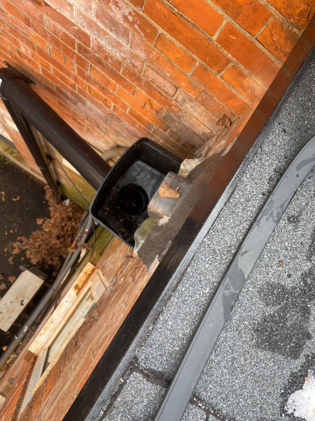 Gutter outlet and hopper